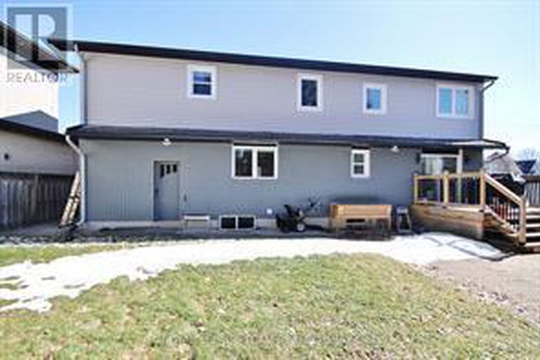 28591495/1107-normandy-crescent/borden-farmstewart-farmcarleton-heightsparkwood-hills/ottawa/ontario/K2E5A3_36