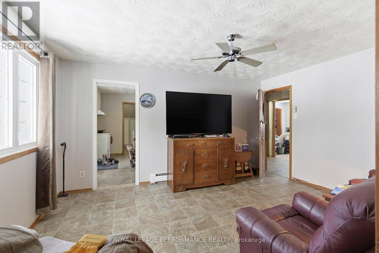 29233038/166-mccormick-road/alexandria/north-glengarry/ontario/K0C1A0_40