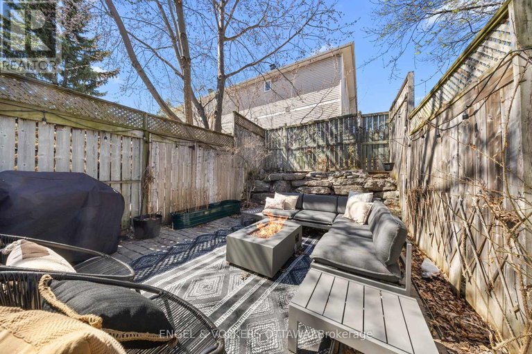 29670402/9-festive-private/central-park/ottawa/ontario/K2C4A1_33