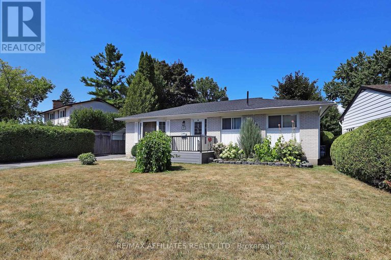 28771604/17-canfield-road/sheahan-estatestrend-village/ottawa/ontario/K2H5S7_7