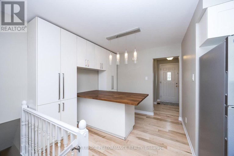 28604783/1398-jamison-avenue-s/bilberry-creekqueenswood-heights/ottawa/ontario/K1E1J5_17