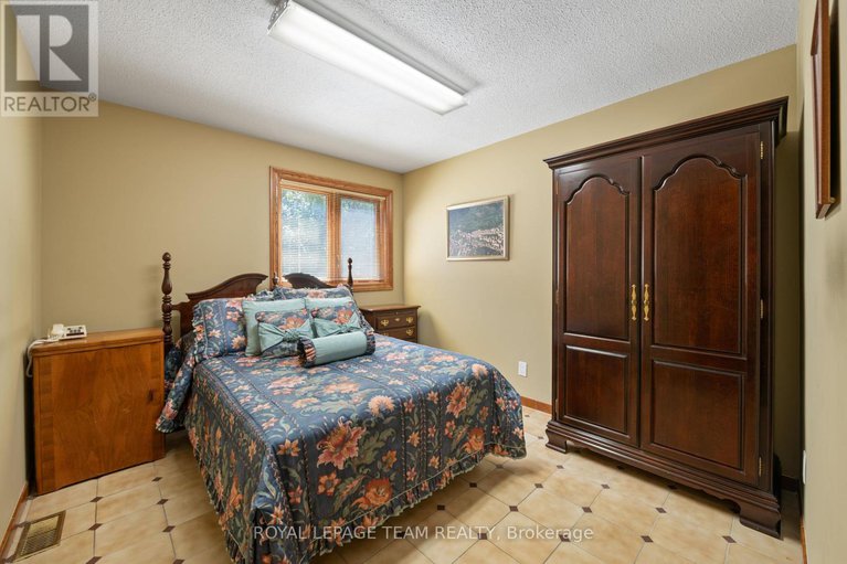 28150557/10-nancy-avenue/sheahan-estatestrend-village/ottawa/ontario/K2H8L4_19