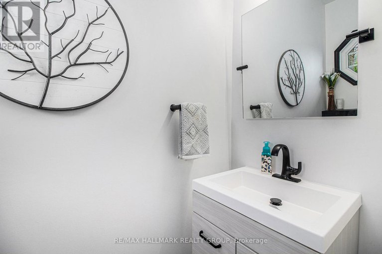 28598601/716-percifor-way/mer-bleuebradley-estatesanderson-park/ottawa/ontario/K1W0E4_12