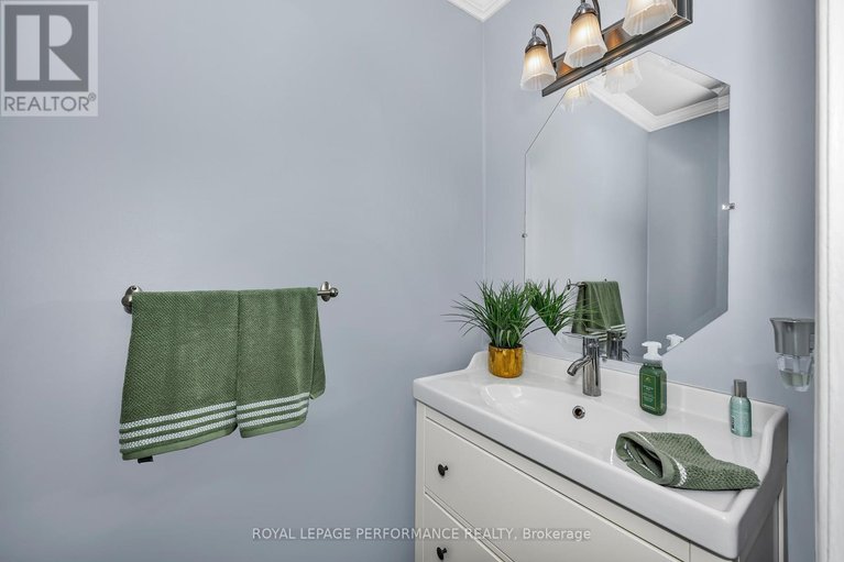 29305647/1310-prestone-drive/bilberry-creekqueenswood-heights/ottawa/ontario/K1E2Z6_17