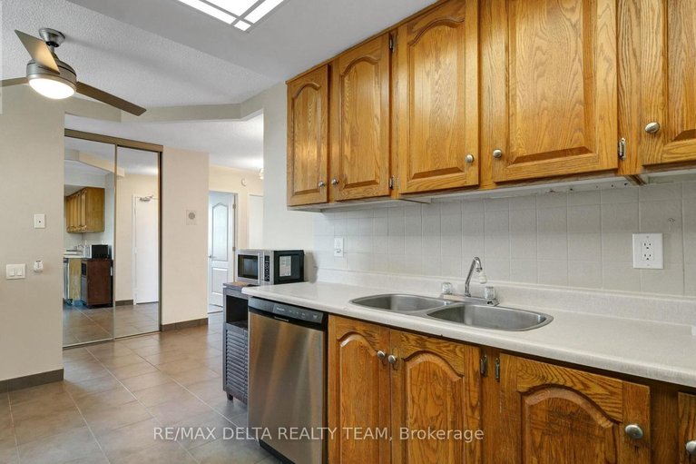 29672097/1001-555-brittany-drive/viscount-alexander-park/ottawa/ontario/K1K4C5_17