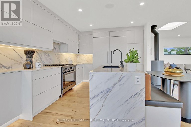 28484970/227-grandview-road/crystal-bayrocky-point/ottawa/ontario/K2H8B9_12