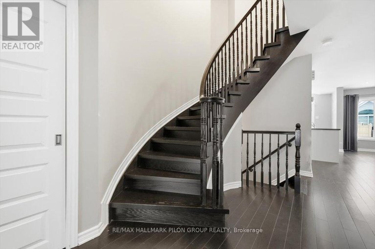 29233592/748-morningstar-way/mer-bleuebradley-estatesanderson-park/ottawa/ontario/K1W0G6_12