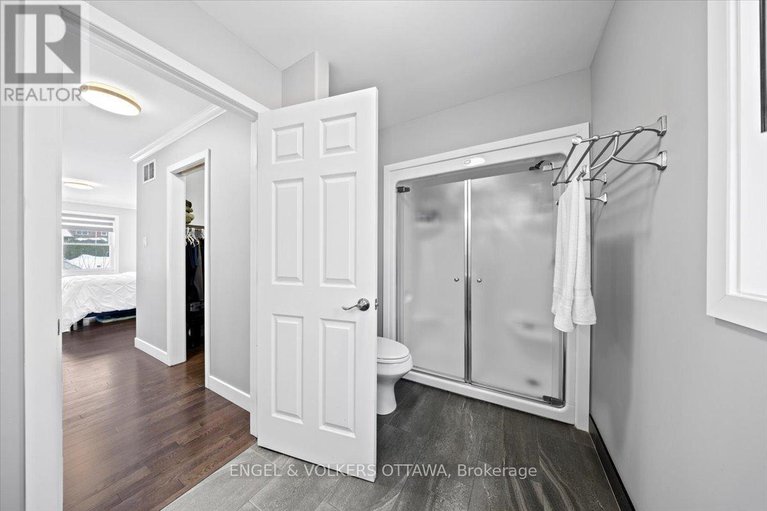 29439628/1005-gold-crescent/queensway-terrace-north/ottawa/ontario/K2B8C4_24