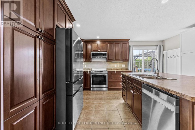 28461839/7-settlement-lane/village-of-russell/russell/ontario/K4R0A4_13