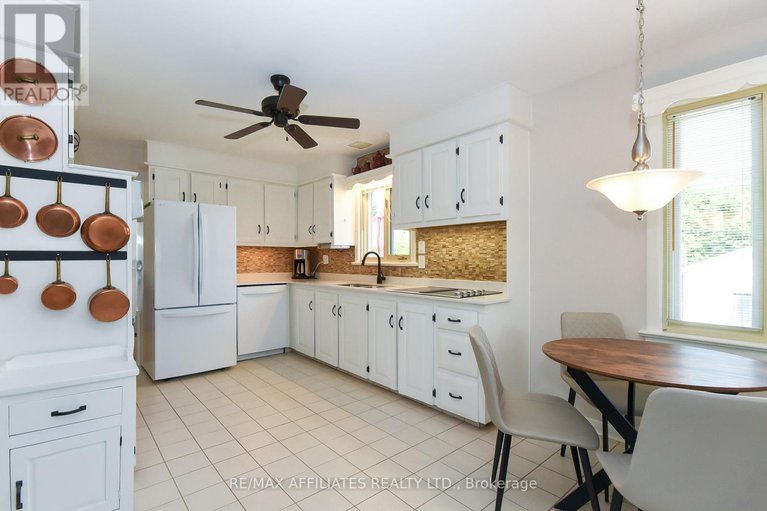 28929564/323-fullerton-avenue/overbrookcastle-heights/ottawa/ontario/K1K1K2_11