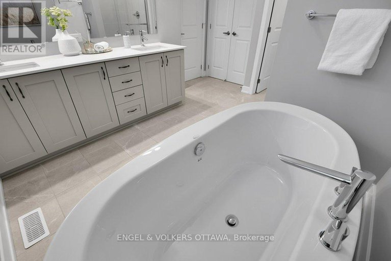 29357052/134-winterhaven-drive/mer-bleuebradley-estatesanderson-park/ottawa/ontario/K1W0H4_24