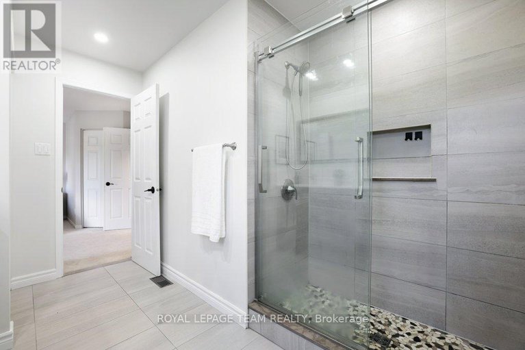 28522929/8-black-rivers-place/bridlewood/ottawa/ontario/K2M2E2_29