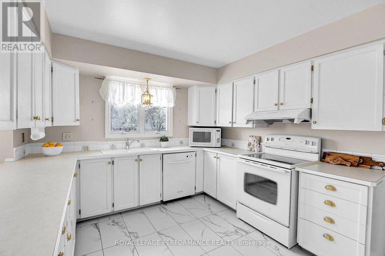 29487498/15-woodfern-court/sheahan-estatestrend-village/ottawa/ontario/K2H8Y9_11