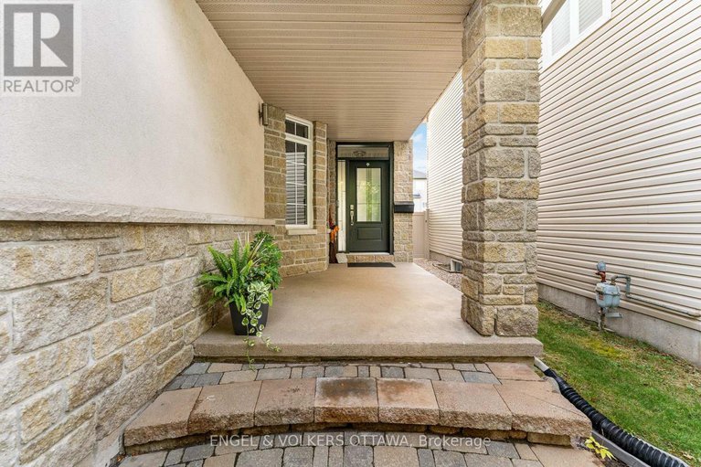 28911455/22-friendly-crescent/stittsville-south/ottawa/ontario/K2S2B6_2