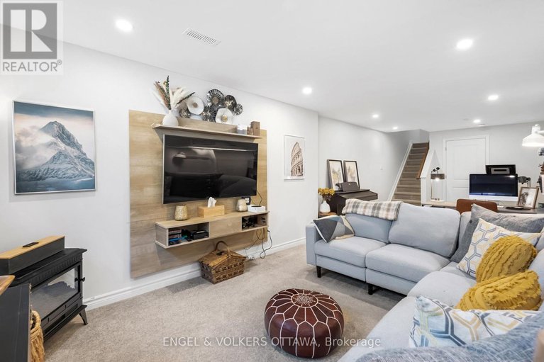 29589198/740-miikana-road/blossom-parkkemp-parkfindlay-creek/ottawa/ontario/K1X0H6_41