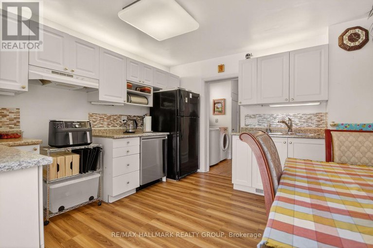 29421781/512-melbourne-avenue/mckellarhighland/ottawa/ontario/K2A1W5_15