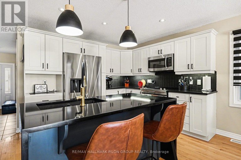 29541986/18-abbey-crescent/village-of-russell/russell/ontario/K4R0B5_5