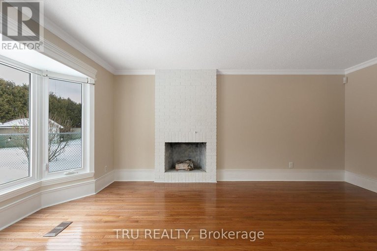 29669051/1078-st-emmanuel-terrace/convent-glen-north/ottawa/ontario/K1C2J7_9