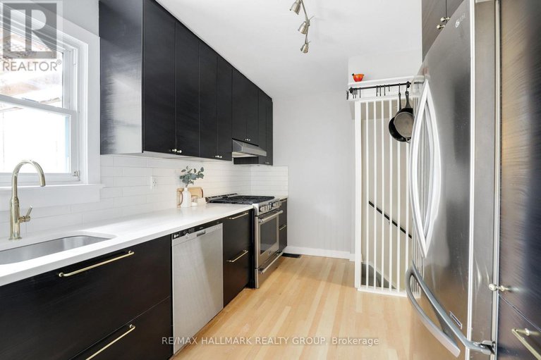 28903308/836-borthwick-avenue/castle-heightsrideau-high/ottawa/ontario/K1K2M8_17