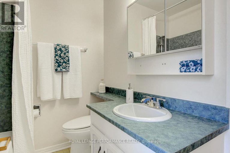 28710686/22-550-straby-avenue/overbrookcastle-heights/ottawa/ontario/K1K1H1_30