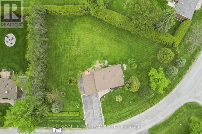 28356426/6489-doctor-blair-crescent/north-gower/ottawa/ontario/K0A2T0_35