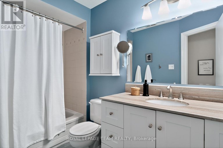 28798908/217-montfort-street/vanier/ottawa/ontario/K1L5P3_17