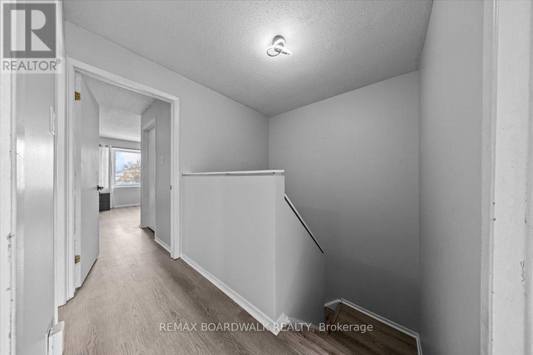 29318250/294-valade-crescent/fallingbrookpineridge/ottawa/ontario/K4A2X3_16