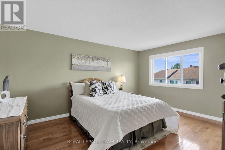 28277167/484-meadowbreeze-drive/emerald-meadowstrailwest/ottawa/ontario/K2M2T6_16