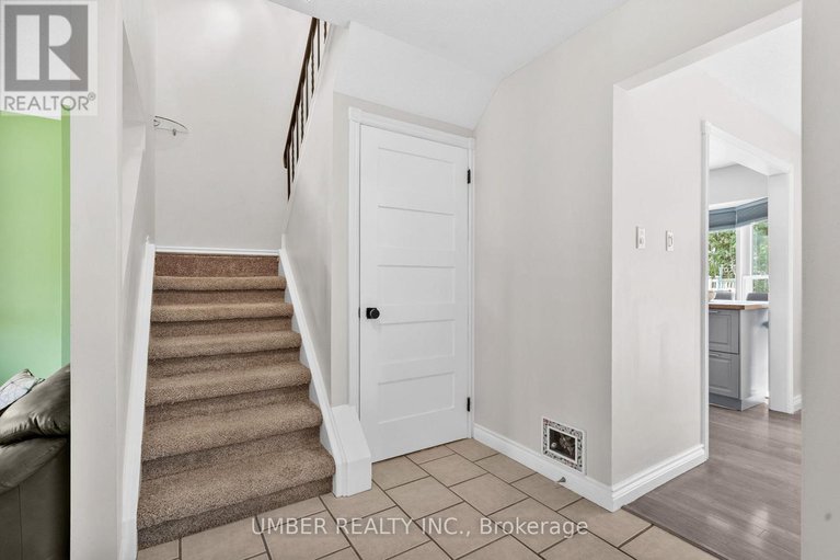 28623557/1130-st-emmanuel-terrace/convent-glen-north/ottawa/ontario/K1C2J7_24