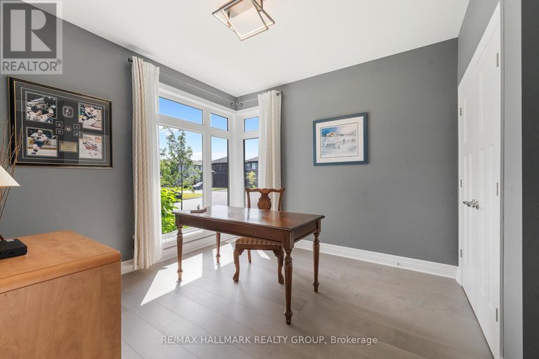 28530471/614-gendarme-circle/mer-bleuebradley-estatesanderson-park/ottawa/ontario/K1W0R1_6