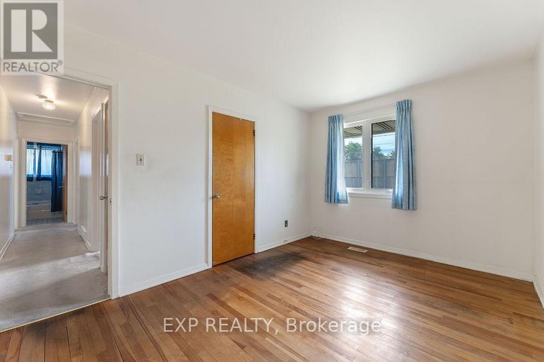 28779116/2536-roman-avenue/queensway-terrace-north/ottawa/ontario/K2B7X9_9