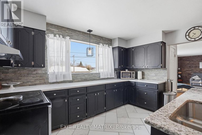 29432668/635-front-road-w/lorignal/champlain/ontario/K0B1K0_13