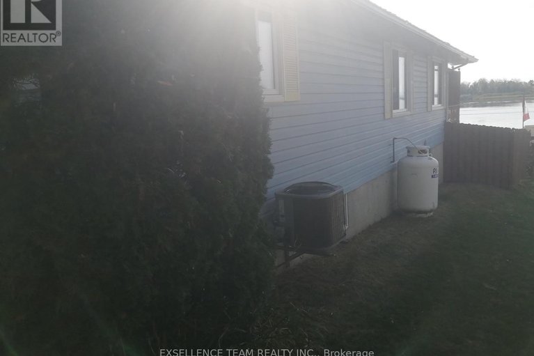 28877485/6803-st-louis-point-road-s/south-glengarry-charlottenburgh-twp/south-glengarry/ontario/K0C2E0_13