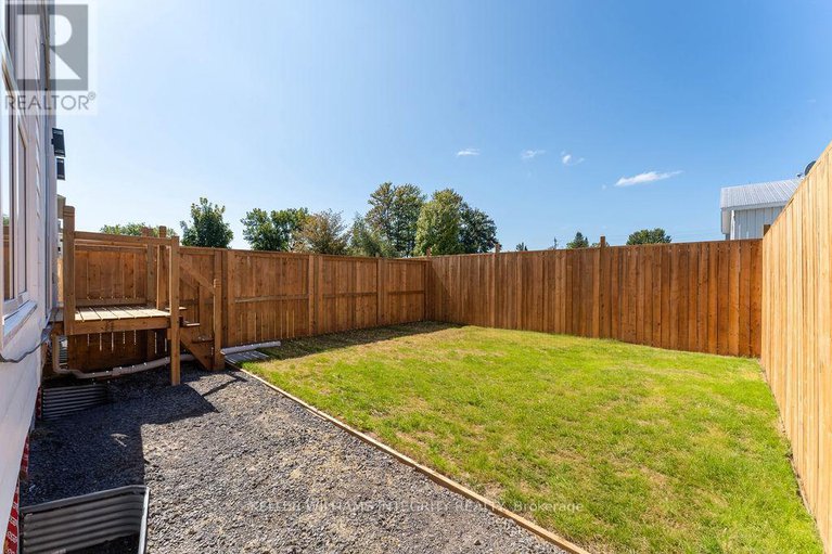 28308587/a-875-contour-street/mer-bleuebradley-estatesanderson-park/ottawa/ontario/K1W0G6_32