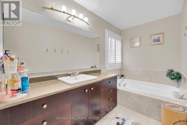 29354071/10-friendly-crescent/stittsville-south/ottawa/ontario/K2S2B6_31