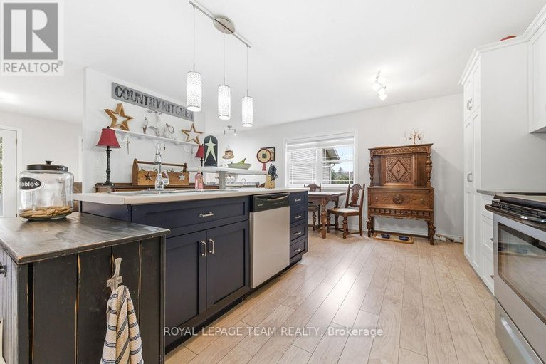 29617709/5195-mcdonalds-corners-road/lanark-highlands-dalhousie-twp/lanark-highlands/ontario/K0G1M0_34