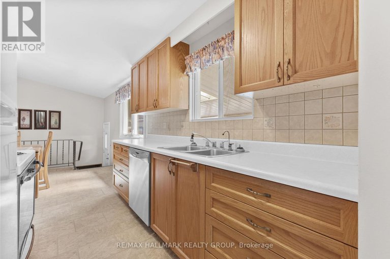 28611186/2234-bingham-street/elmvale-acresurbandale/ottawa/ontario/K1G2V7_7