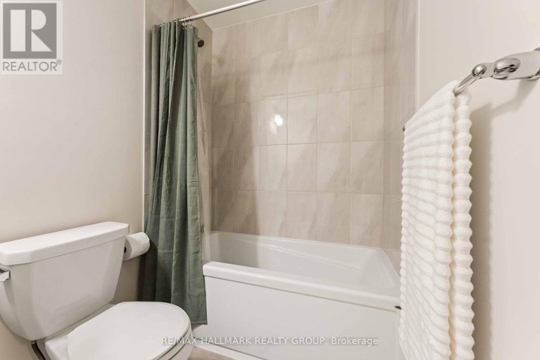 29126809/629-quilter-row/goulbourn-twp-from-franktown-rdsouth-to-rideau/ottawa/ontario/K0A2Z0_22