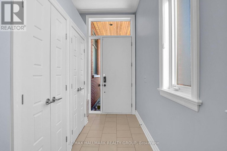 29433239/556-edison-avenue/mckellarhighland/ottawa/ontario/K2A1V4_3