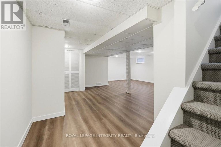 29214221/809-vinette-crescent/chatelaine-village/ottawa/ontario/K1E1X1_30