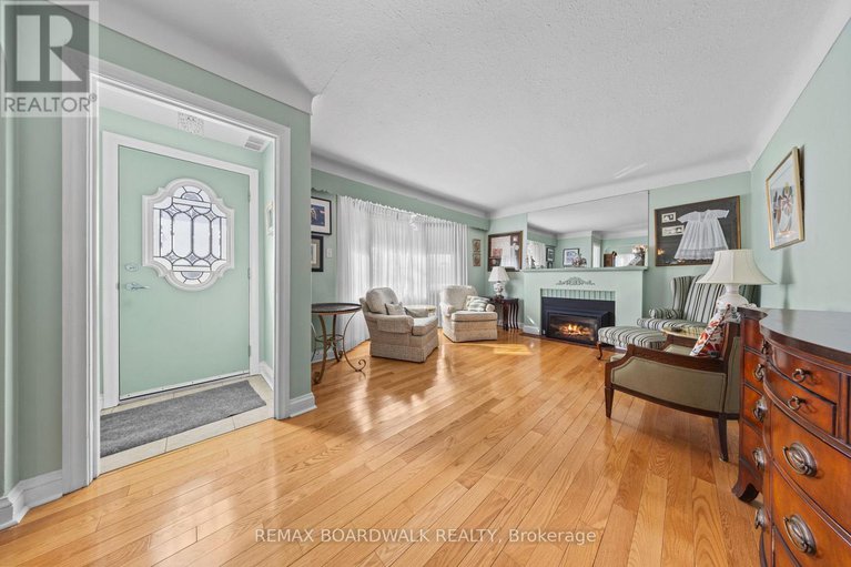 29393366/961-kingsmere-avenue/mckellar-heightsglabar-park/ottawa/ontario/K2A3K3_3