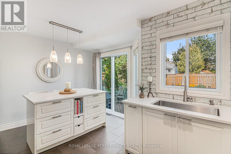 28727243/887-bideford-street/fallingbrookridgemount/ottawa/ontario/K4A2C4_12
