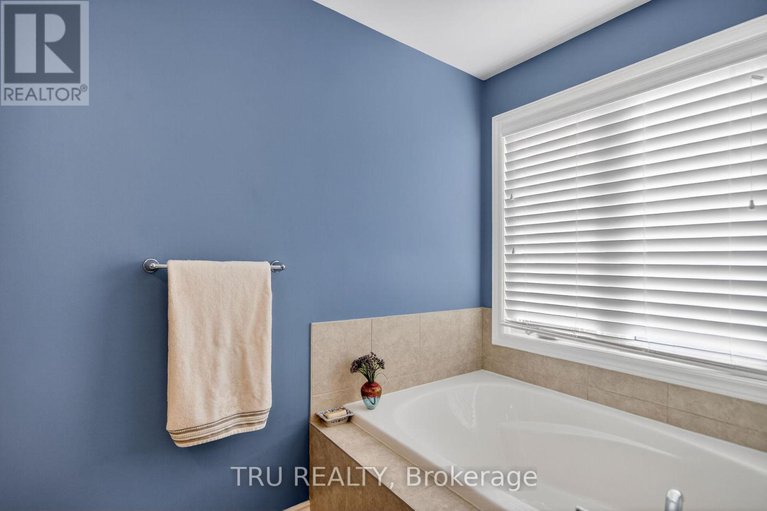 29443424/126-pinelock-street/emerald-meadowstrailwest/ottawa/ontario/K2M0L5_30