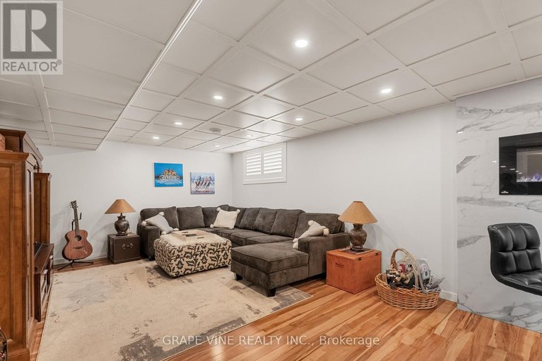 28434299/421-keith-crescent/mer-bleuebradley-estatesanderson-park/ottawa/ontario/K1W0A2_39