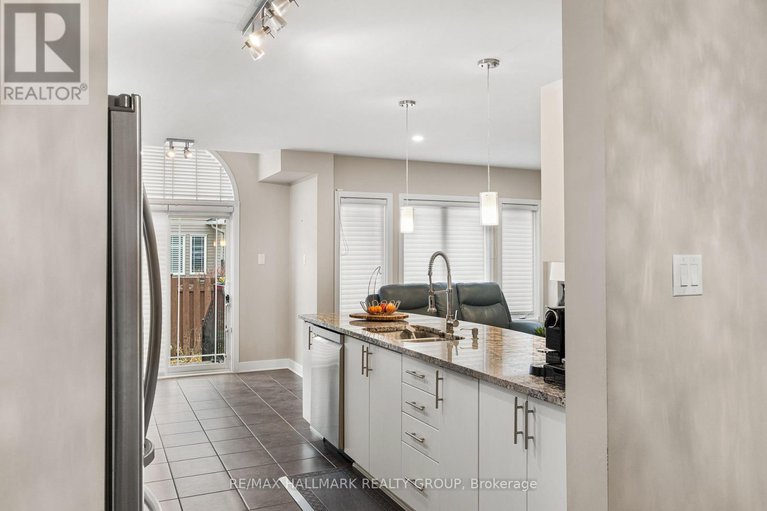 29102611/311-travis-street/mer-bleuebradley-estatesanderson-park/ottawa/ontario/K1W0E5_8