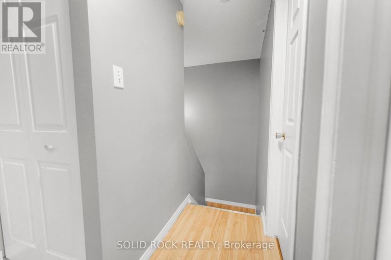 28313092/316-singleton-way/chatelaine-village/ottawa/ontario/K1E2B3_13