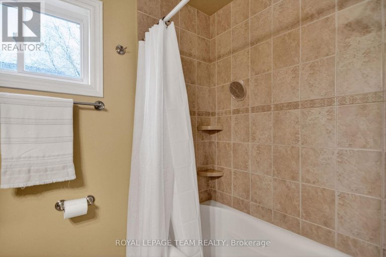 29608683/8-gowrie-drive/glencairnhazeldean/ottawa/ontario/K2L2S4_33