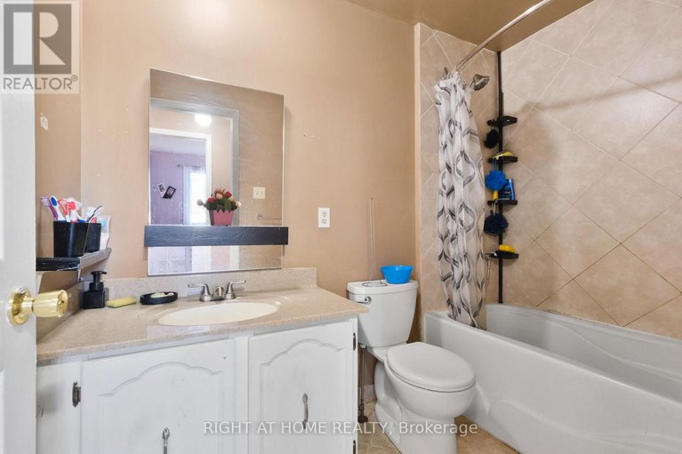 28221078/6104-vineyard-drive/convent-glen/ottawa/ontario/K1C2K2_42