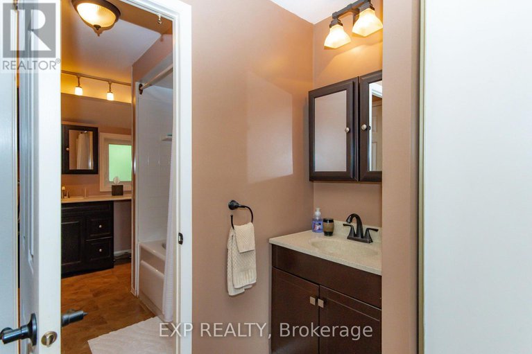 28588528/1576-st-georges-street/bilberry-creekqueenswood-heights/ottawa/ontario/K1E2M9_22