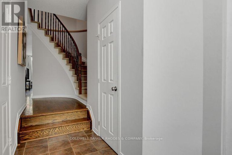 28599180/261-rolling-meadow-crescent/mer-bleuebradley-estatesanderson-park/ottawa/ontario/K1W0A8_4